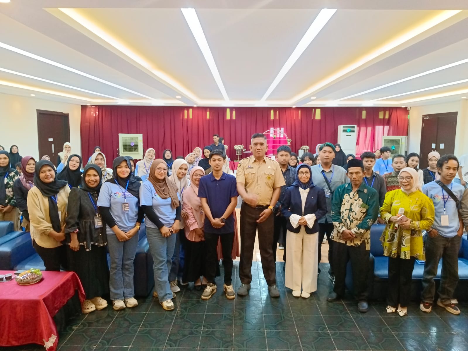 KADISPORA Kutim Basuki Isnawan bersama peserta Bimtek yang diadakan di Gedung Agra, Kamis (27/11/2025).