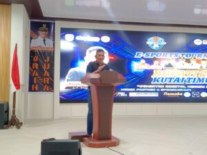 KADISPORA Kutim Basuki Isnawan memberikan sambutan di sela pembukaan Turnamen Bupati Cup E-Sport 2025.