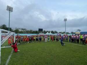 KADISPORA Kutim Basuki Isnawan menendang bola ke gawang di sela pembukaan Bupati Cup 2025 Festival Sepak Bola Usia Dini di Stadion Utama Kudungga Sangatta.