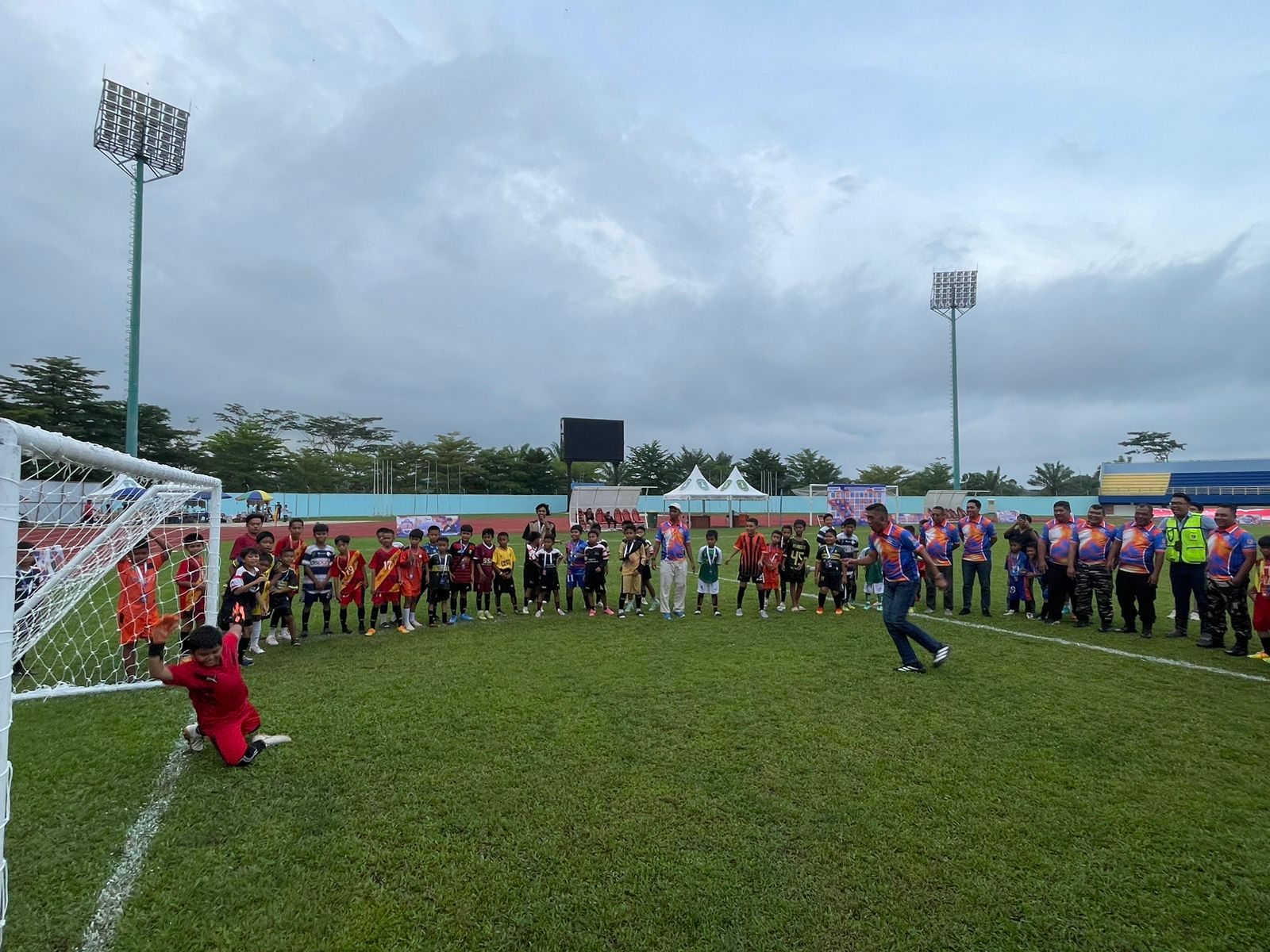 KADISPORA Kutim Basuki Isnawan menendang bola ke gawang di sela pembukaan Bupati Cup 2025 Festival Sepak Bola Usia Dini di Stadion Utama Kudungga Sangatta.