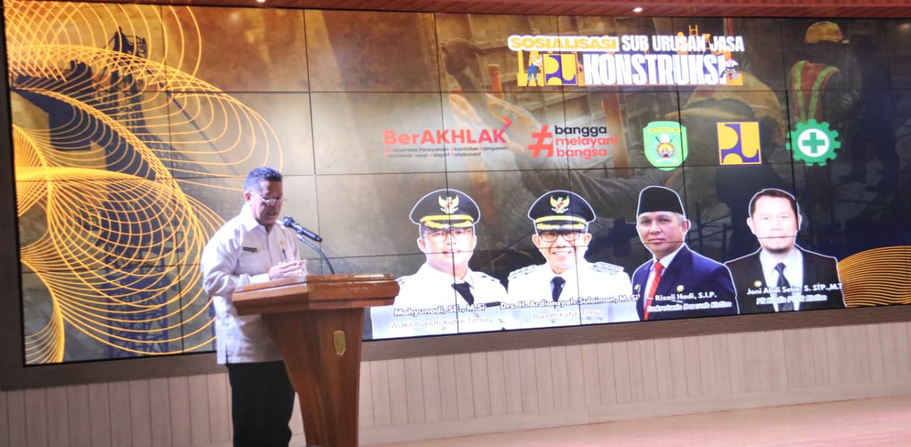 ASISTEN Perekonomian dan Pembangunan Setkab Kutim Noviari Noor menyampaikan sambutan dalam agenda Sosialisasi Sub Urusan Konstruksi di Gedung Serba Guna (GSG) Bukit Pelangi, Rabu (12/11/2025).