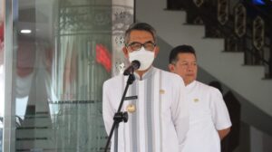 Bupati Kutim, Ardiansyah Sulaiman saat melepas kontingen. (IST)