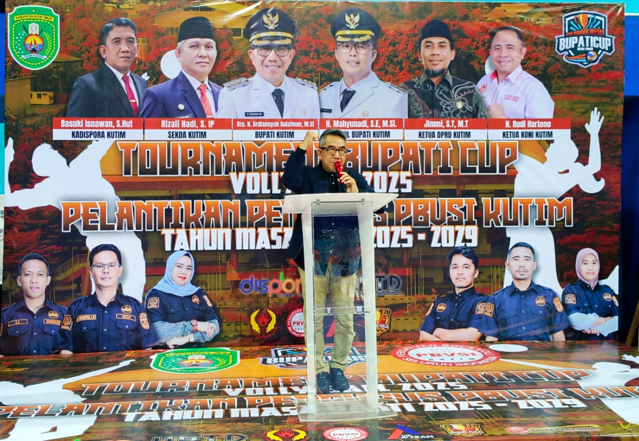 BUPATI Kutim Ardiansyah Sulaiman menyampaikan sambutan pada penutupan Tournament Bupati Cup Volly Ball 2025, Minggu (7/12/2025).