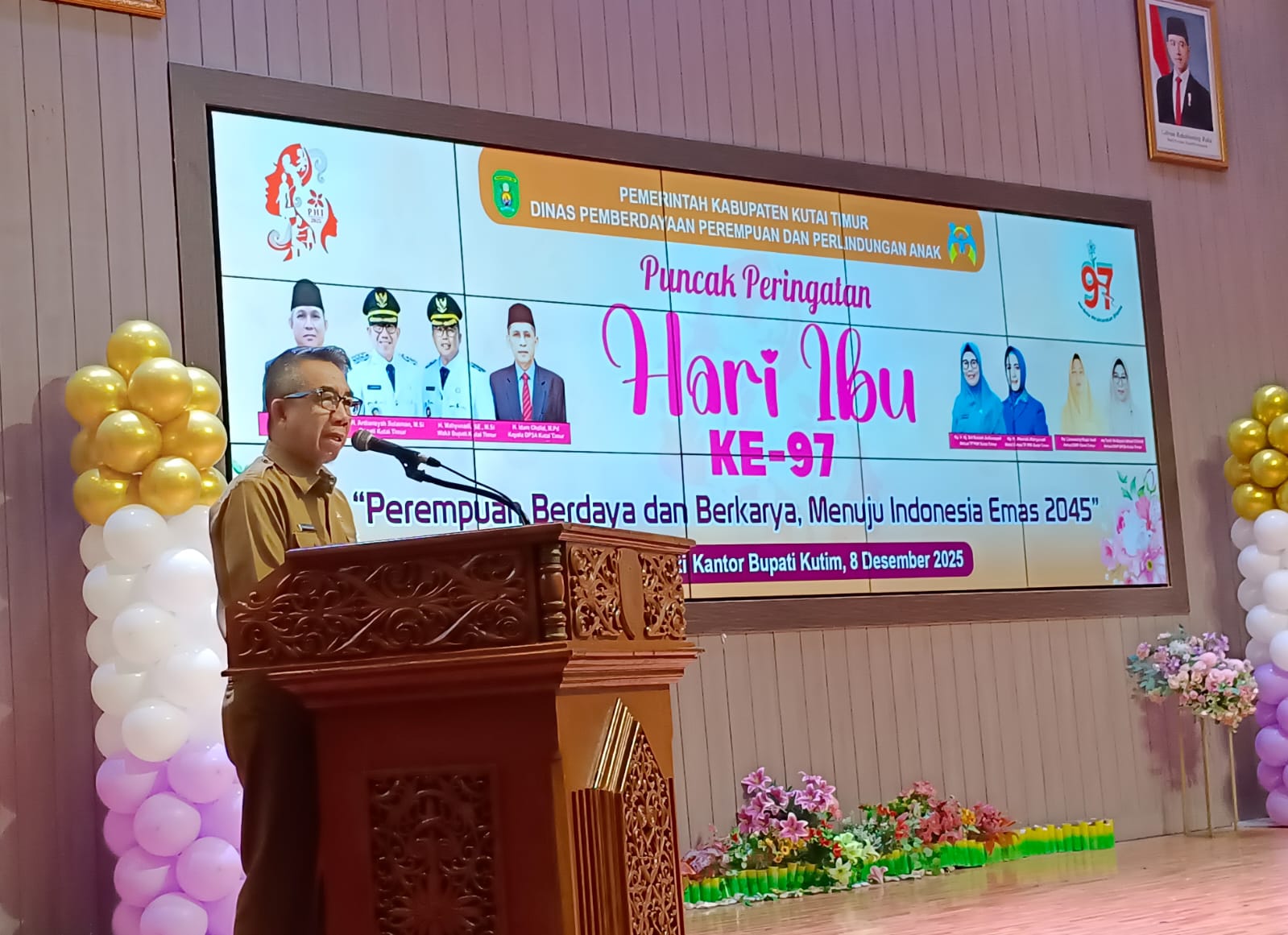 BUPATI Kutim Ardiansyah Sulaiman menyampaikan sambutan pada kegiatan Puncak Peringatan Hari Ibu 2025 di Kantor Bupati Kutim.
