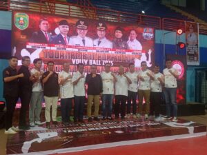 PARA Pengurus PBVSI berfoto di sela pelantikan yang diadakan di GOR Kudungga, Kecamatan Sangatta Utara.