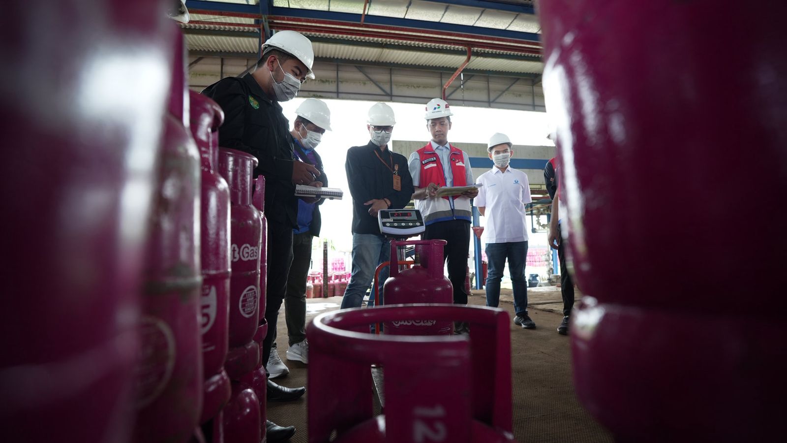 Tim PPN Regional Kalimantan memeriksa timbangan tabung gas 5,5 kg di Kukar, Jumat (12/12/2025).